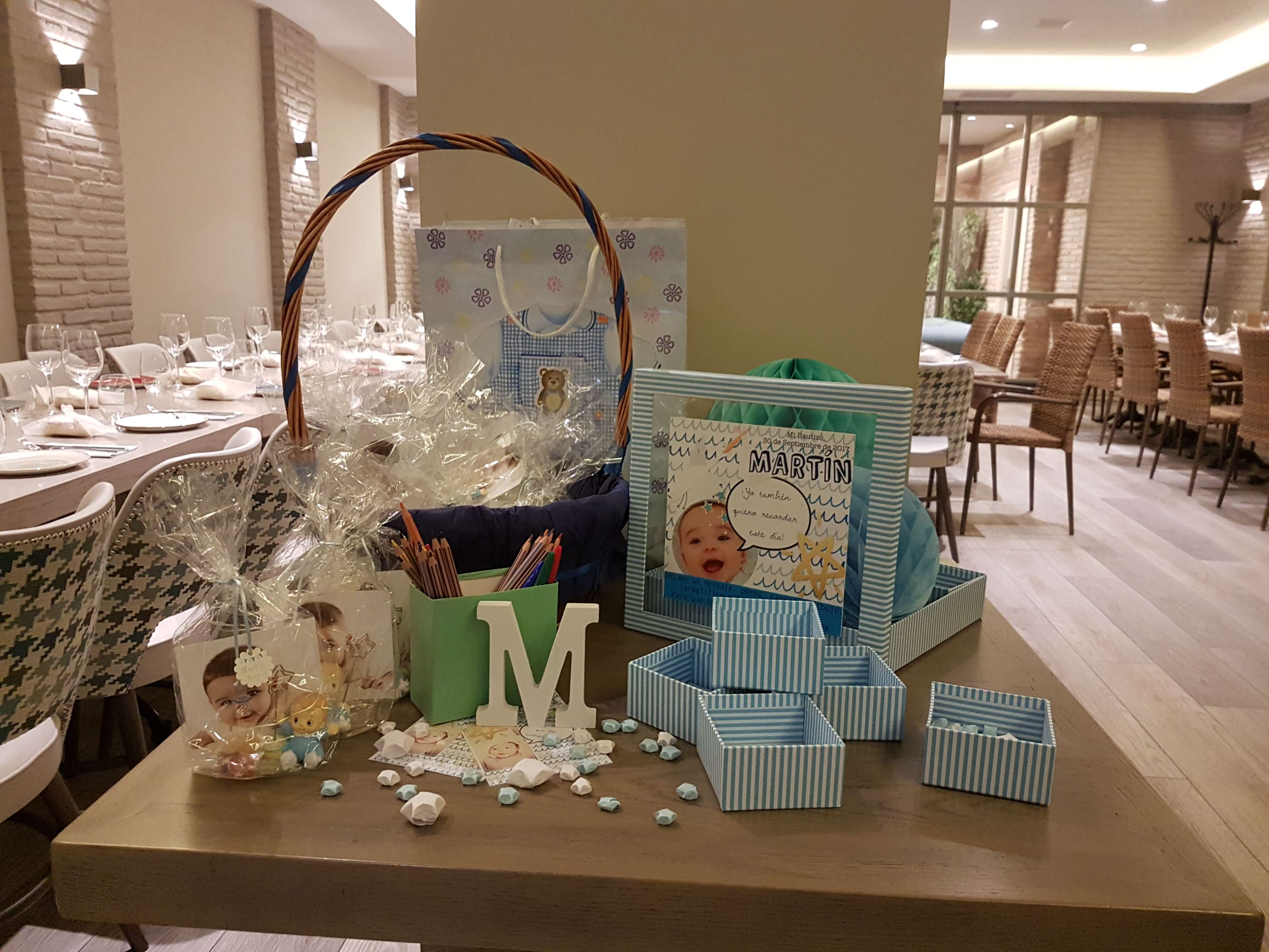 Restaurante El Palmeral. Eventos. Cesta con regalos de bautizo