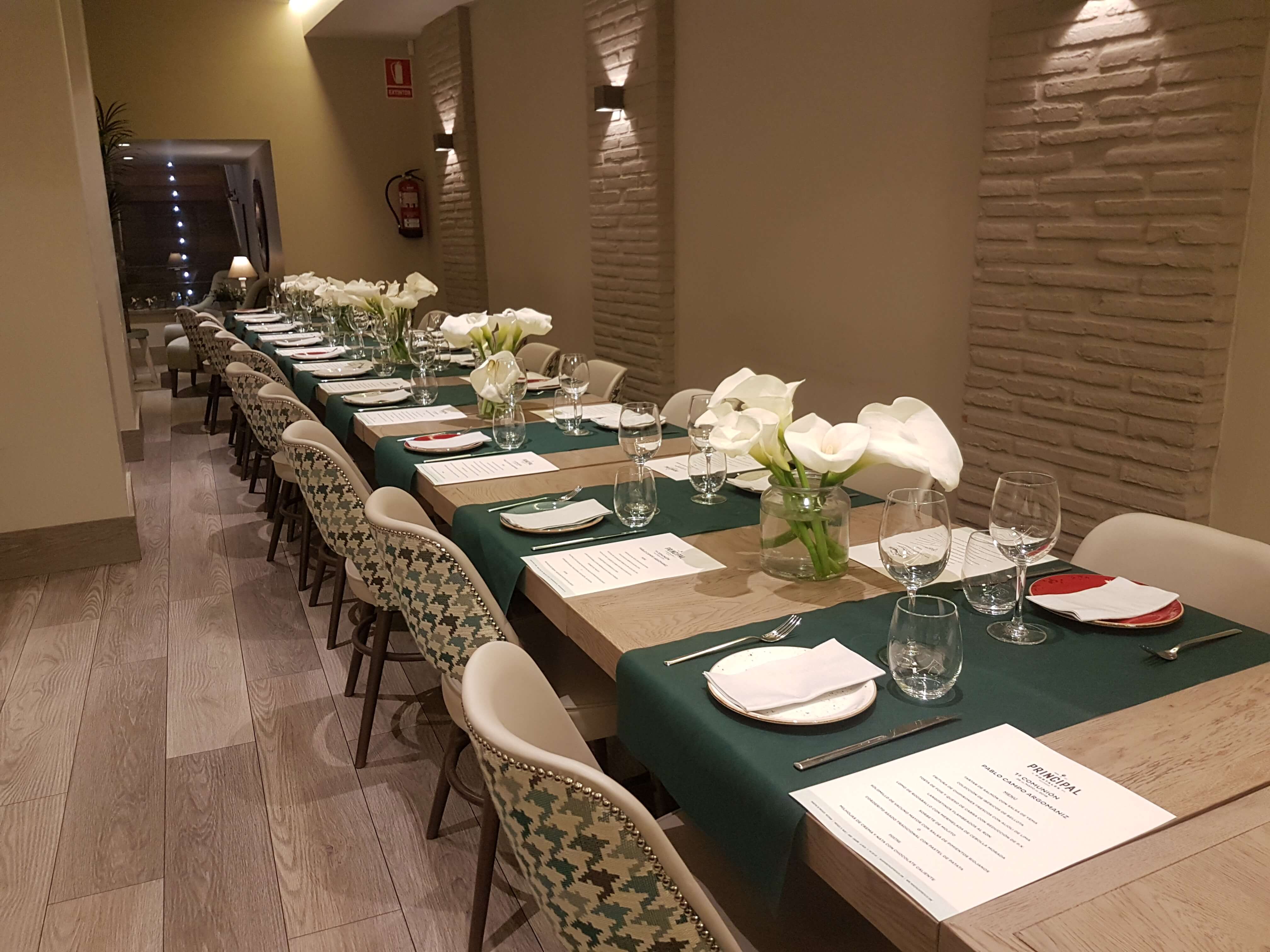 Restaurante El Palmeral. Eventos. Mesa del comedor del restaurante